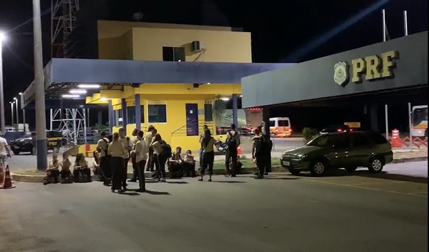 Alunos de Cromínia ficaram esperando outro veículo sem irregularidades, da prefeitura da cidade, para buscá-los