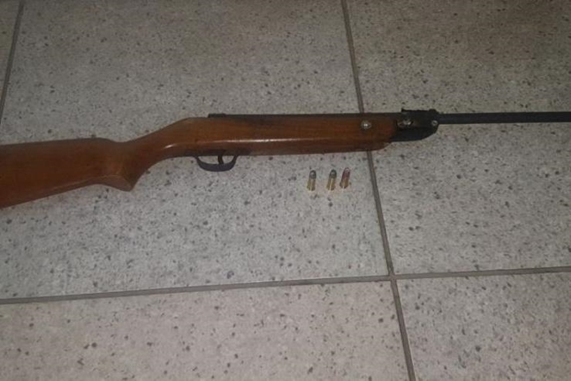 Menino de 8 anos mata a mãe por acidente com um tiro no rosto