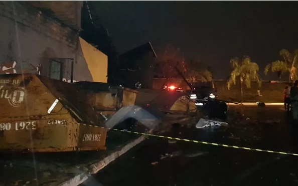 Parte de borracharia desaba em Goiânia e cliente morre (Foto: João Victor Guedes/TV Anhanguera)