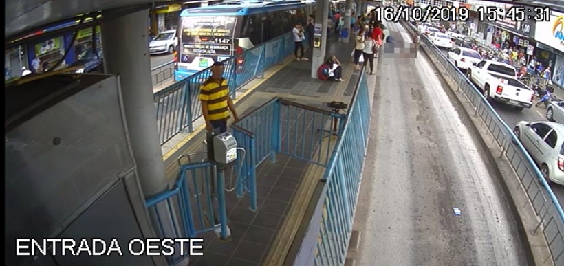 Homem passa mal e cai de estação do Eixo Anhanguera, no centro de Goiânia