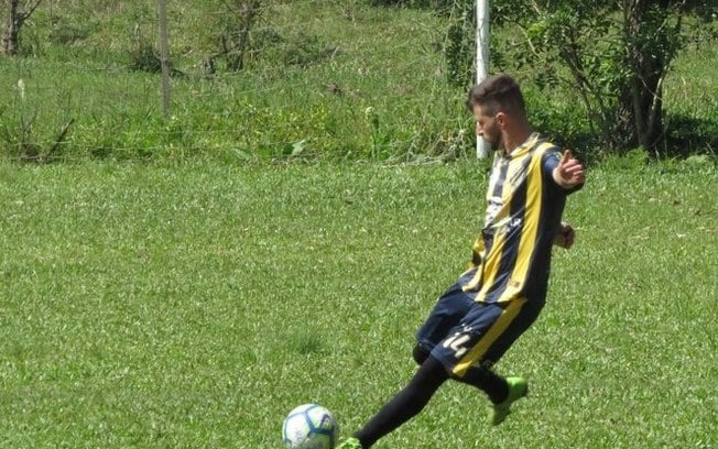 Um homem de 27 anos morreu na queda de raio dentro de campo (Foto: Bola em Jogo RS / Twitter)