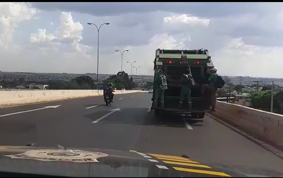 Caminhão de lixo abordado pela PRF estava com documentação vencida desde 2015
