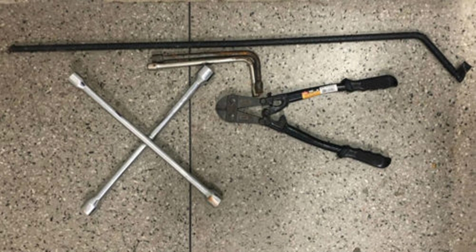 Casal suspeito de tráfico de drogas e furtos de estepes de camionetes de luxo é preso após investigações