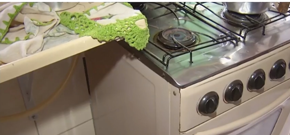 Mulher vai reconhecer corpo do marido e tem móveis da casa roubados