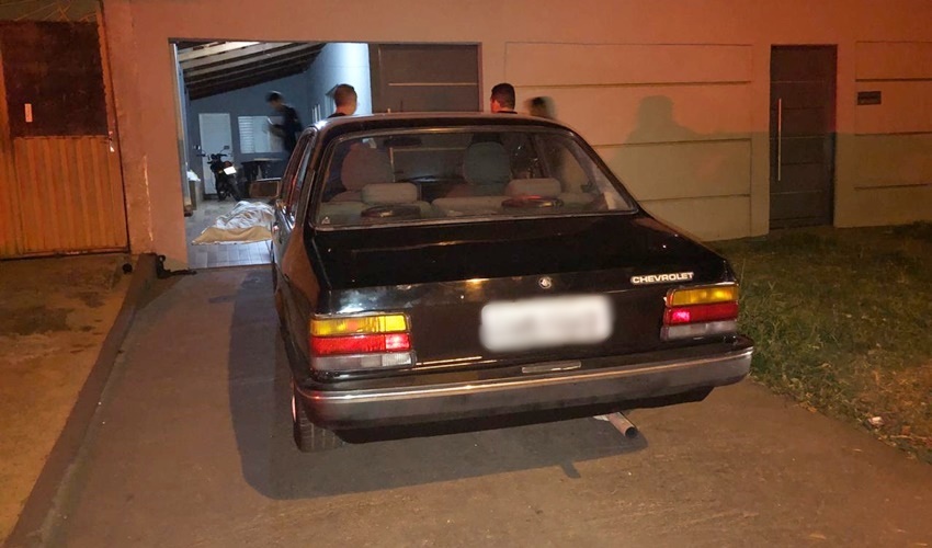 A porta do carro esmagou o peito da vítima, que faleceu no local