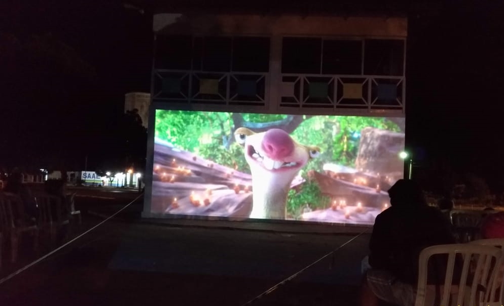 Coreto onde está o painel em Abadiânia futurista também tem paredes usadas para cinema ao ar livre. (Foto: Arquivo Pessoal/Kamila Borges)