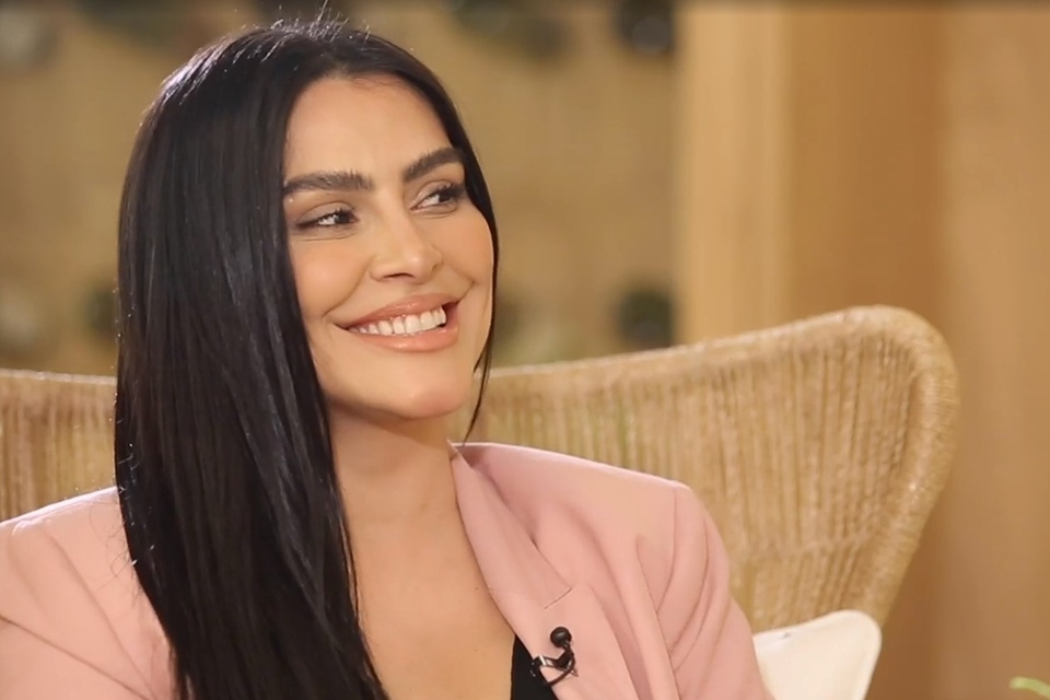 Cleo diz que é viciada em assistir filme pornô