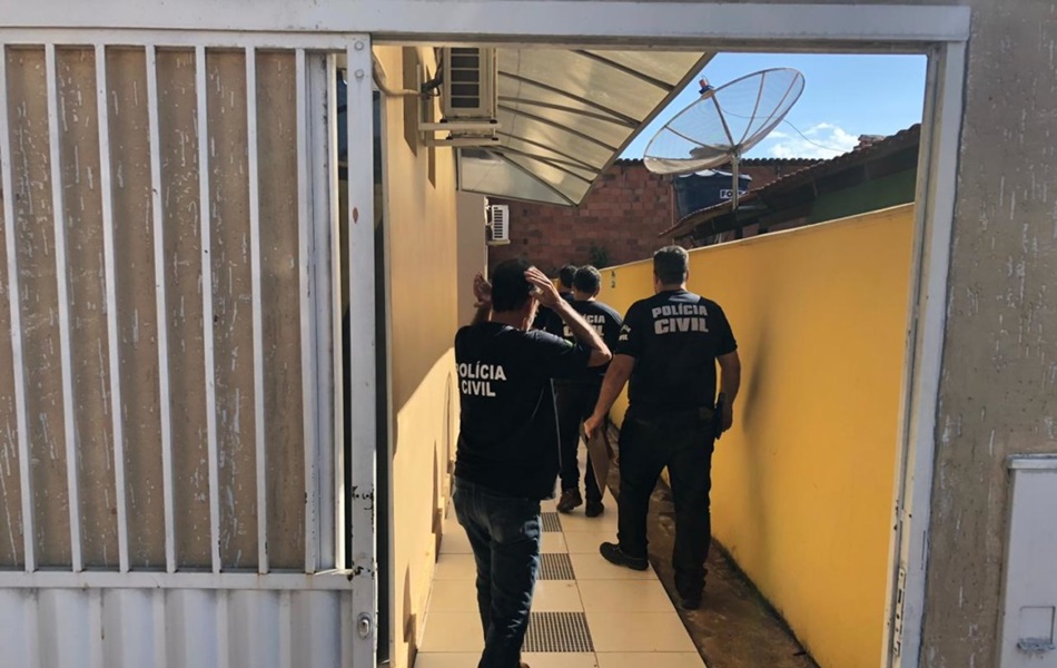 Agentes apreenderam documentos na casa do empresário
