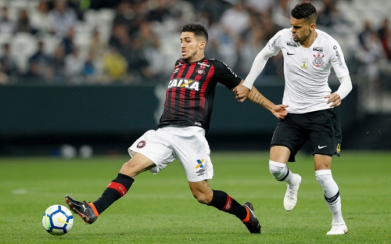 Carille arma Corinthians com Love e Boselli para enfrentar o Athletico-PR