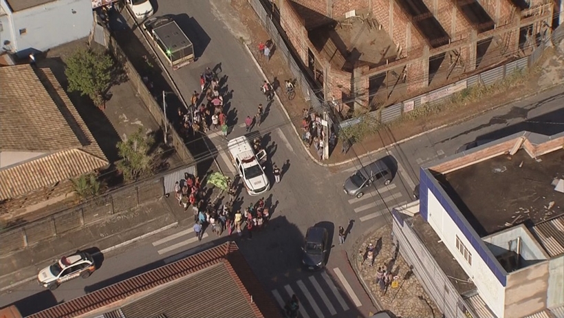 Menina de 5 anos é morta a facadas em porta de escola em Betim (MG)