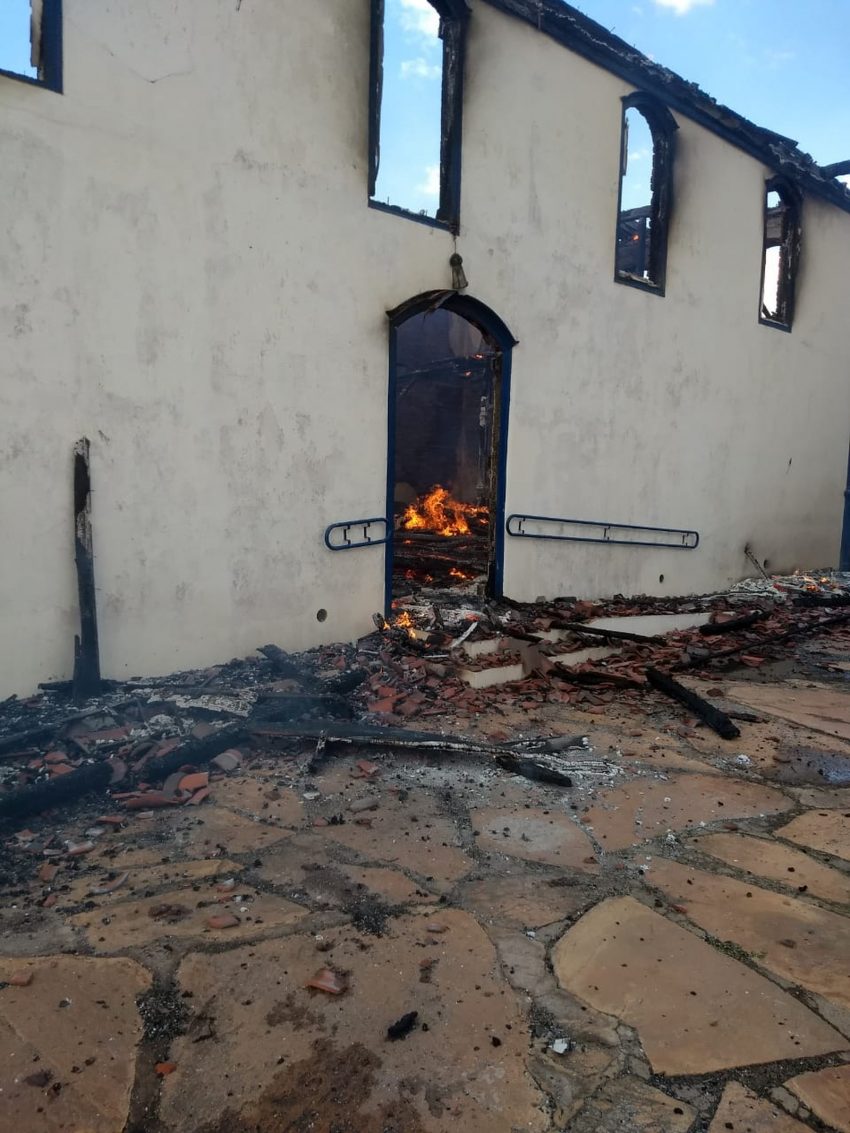 Igrejinha de Diamantina foi destruída pelo fogo (Foto: Corpo de Bombeiros/Divulgação)