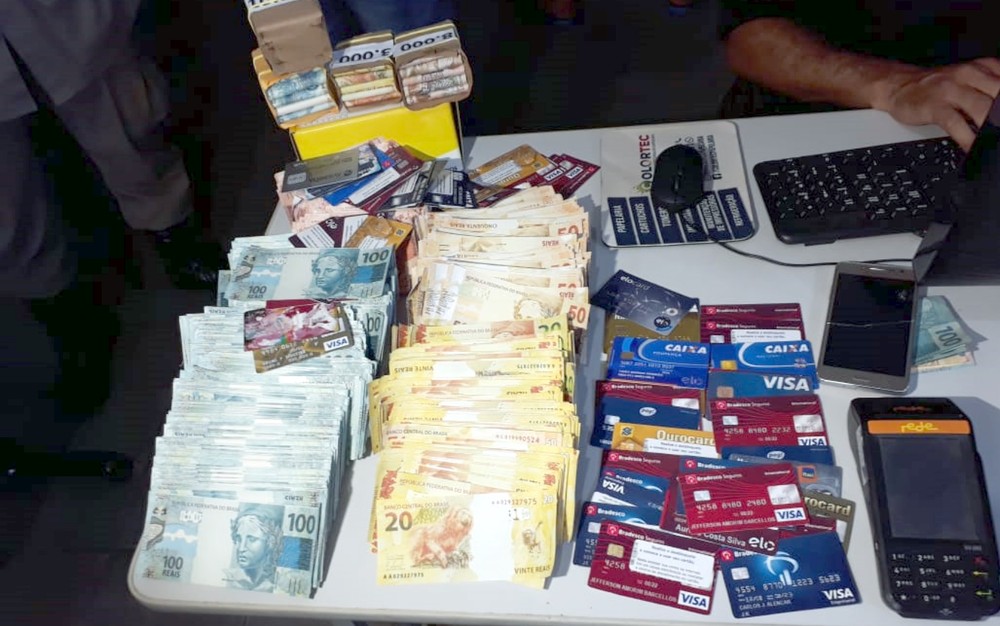 Um homem suspeito de aplicar golpes na internet foi preso com cerca de R$ 2 milhões em notas falsas, na casa em que mora, em Caldas Novas. (Foto: Divulgação/PM)