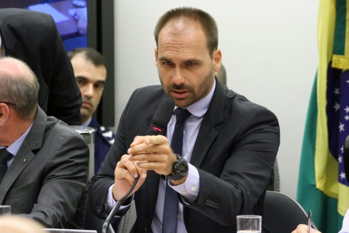 Eduardo Bolsonaro diz que Cid não teve 'o mínimo de inteligência'; Ciro responde