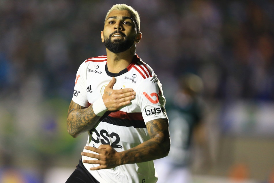 O jogador Gabriel (Gabigol) do Flamengo comemora gol durante a partida entre Goiás e Flamengo, válida pelo Campeonato Brasileiro 2019 no Estádio Serra Dourada em Goiânia (GO), nesta quinta-feira (31). (Foto: Carlos Costa/Futura Press/Folhapress)