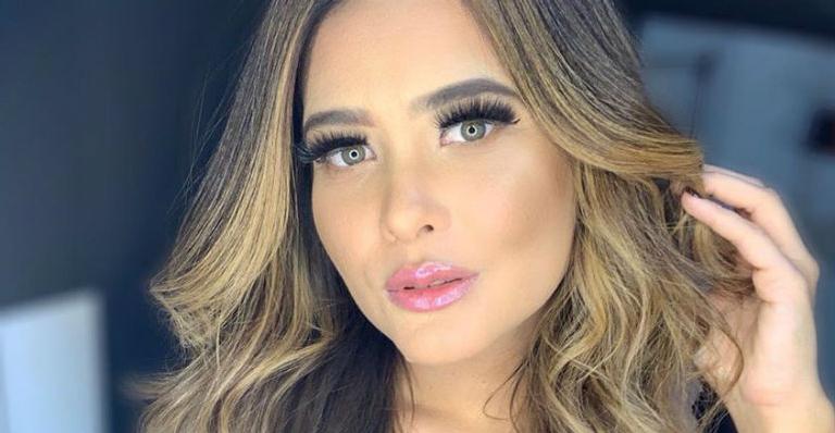 Geisy Arruda posta foto seminua após pedido de seguidor do Instagram e Geisy Arruda prepara livro com contos eróticos que abordam de suruba a corno manso