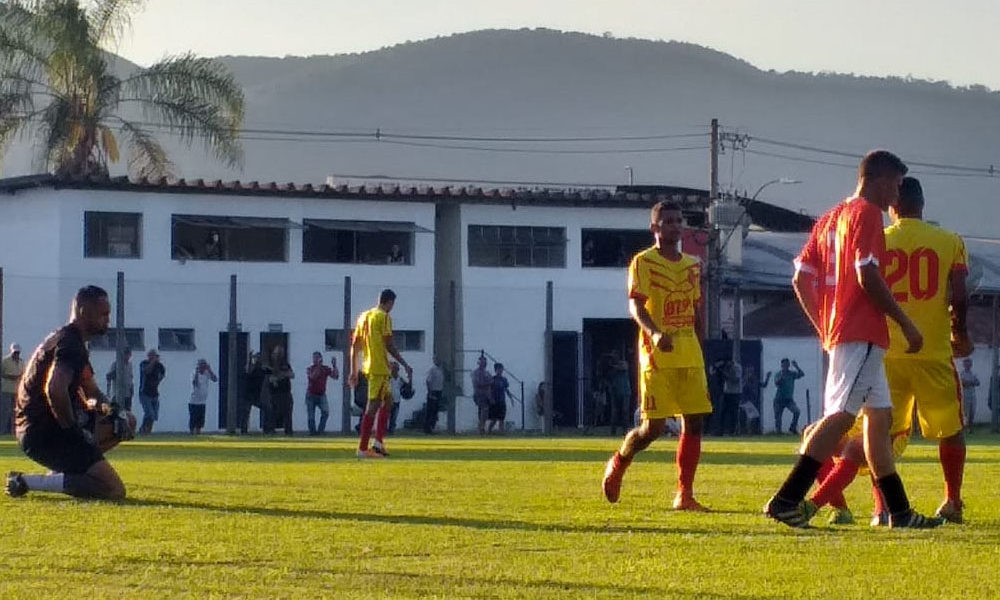 A estreia do goleiro Bruno foi marcada pela entrada do atleta no segundo tempo, solicitada pelo próprio goleiro para a diretoria do clube, e dores na coxa direita durante a disputa.