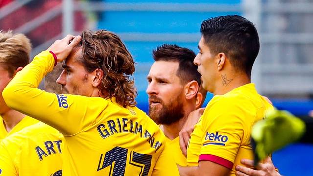 Griezmann, Messi e Luis Suárez comemoram gol do Barcelona (Foto: Reprodução de Twitter)