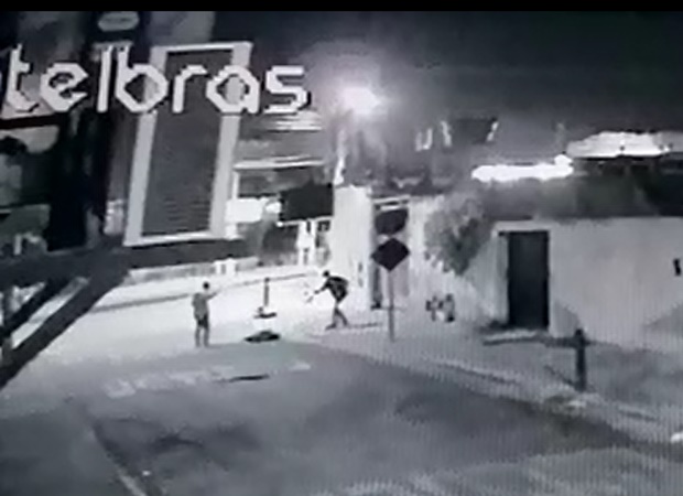 O jovem conversava com outra pessoa na rua quando um homem de bicicleta efetua disparos contra ele