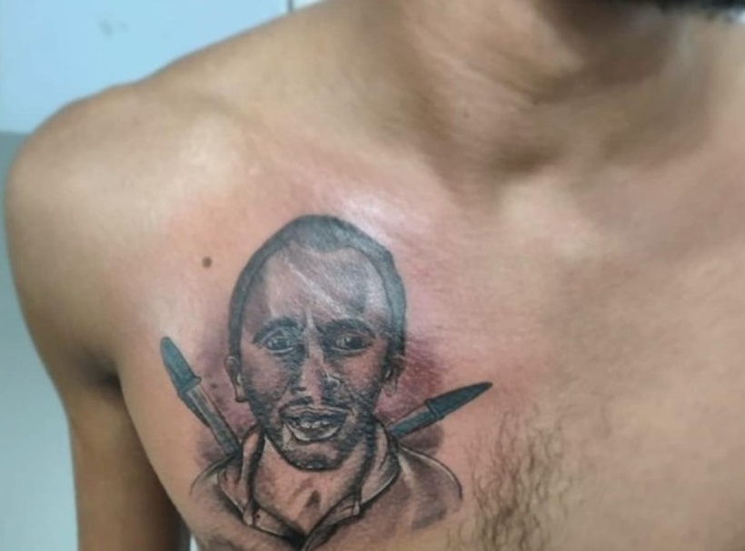 Estudante faz tatuagem sobre a música “Caneta Azul”