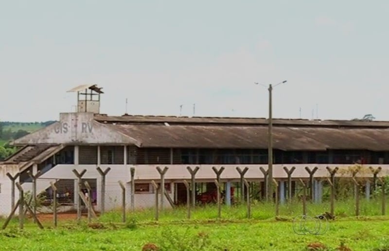 Um vigilante temporário foi preso suspeito de oferecer R$ 2 mil ao diretor da unidade prisional de Rio Verde para facilitar a entrada de drogas no local. (Foto: Reprodução/TV Anhanguera)