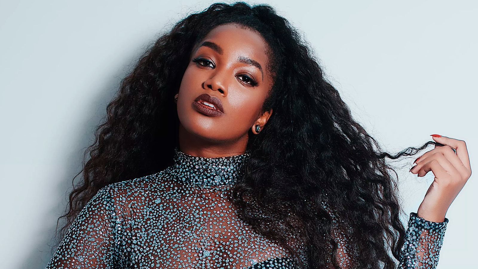 Iza diz que comparações a Anitta e Ludmilla são machistas e desnecessárias