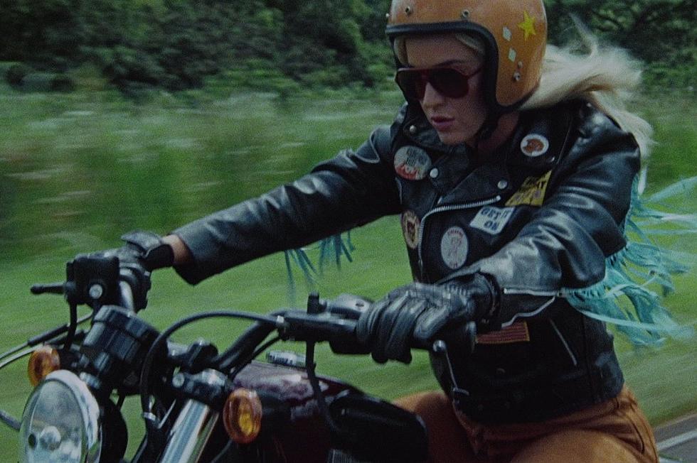 Katy Perry vive história de amor e motos em novo single, Harleys in Hawaii