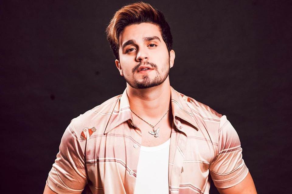 Luan Santana doa caminhonete para a campanha SOS Pantanal Luan Santana sobre boatos de homossexualidade: comecei a me questionar se sentava de um jeito muito 'afetado'