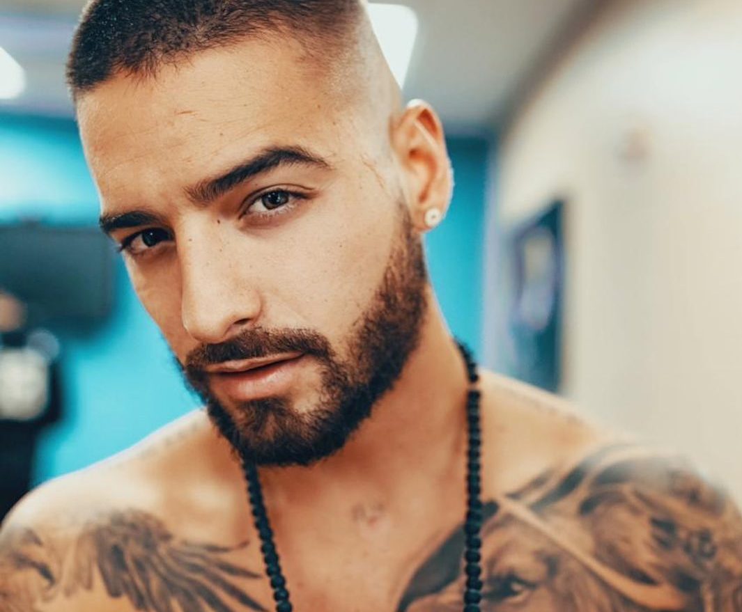 Maluma é chamado de gay por aparecer de pernas cruzadas em foto