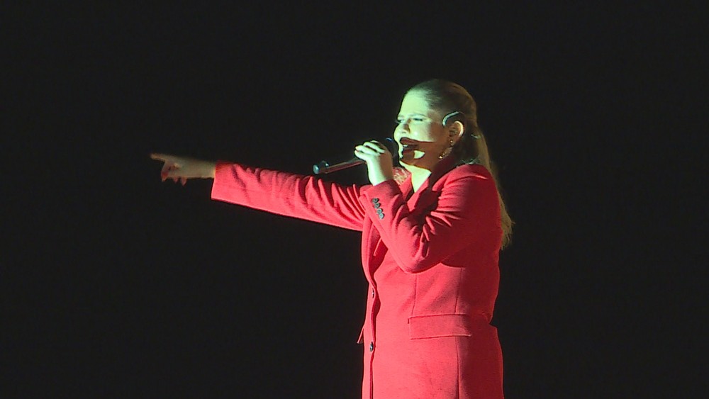 Marília Mendonça sobe ao palco antes de show na Praça da Estação, em BH ( Foto: Reprodução/TV Globo )