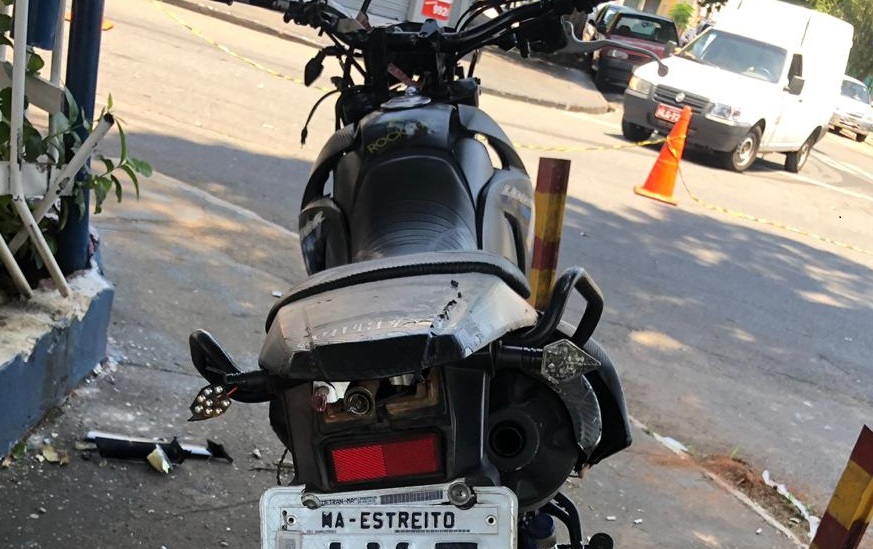 Sem CNH, motociclista colide com táxi no setor Campinas, em Goiânia