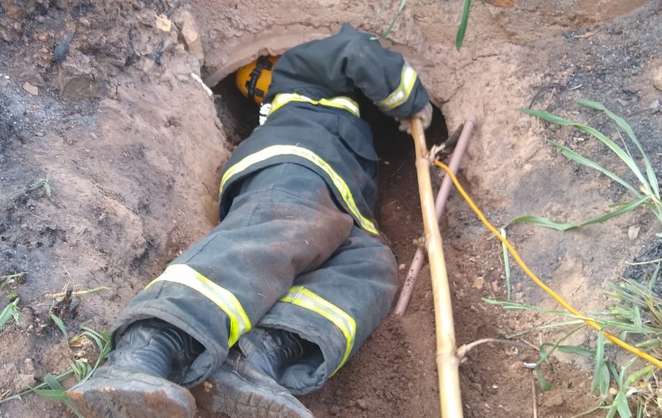 Bombeiro se arrastou por 8 metros dentro da manilha
