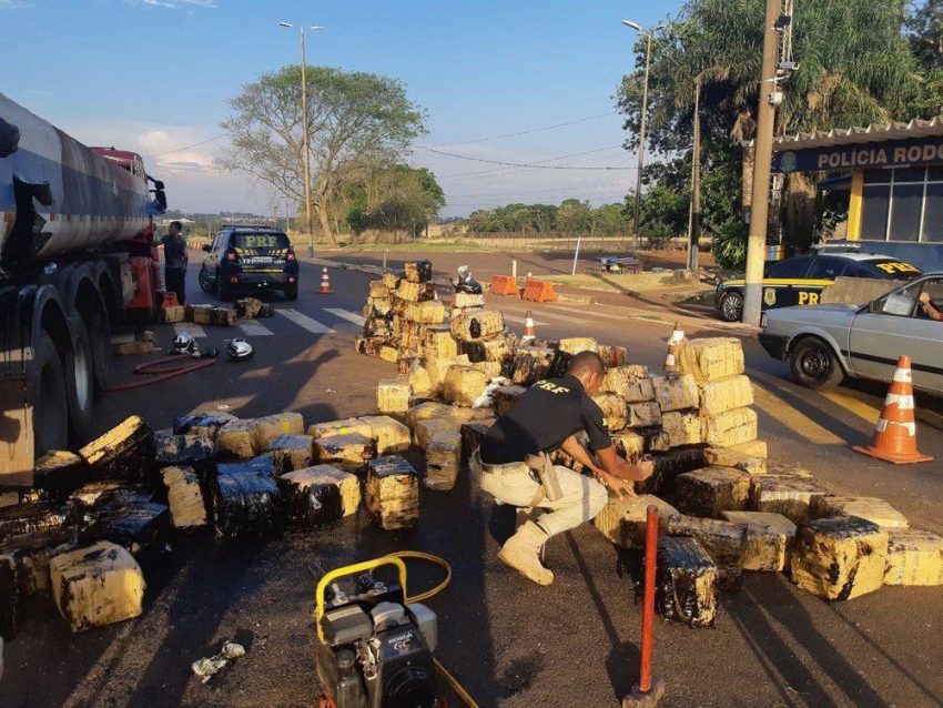 A droga foi encontrada em um caminhão-tanque com placas paraguaias que foi abordado em frente a uma unidade da PRF, na BR-277.