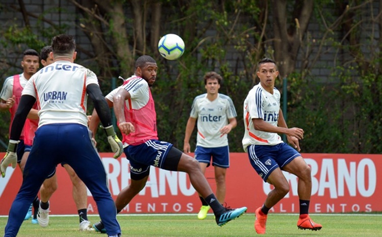 Zagueiros são novidades em reapresentação do São Paulo