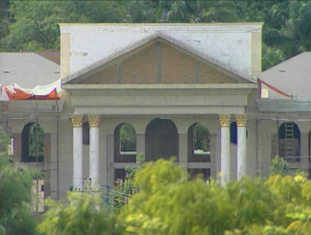 Sheik tem uma mansão em um condomínio de luxo de Valinhos - com colunas de mármore, detalhes em ouro e com uma banheira de R$ 243 mil - mas estava escondido em um flat de Campinas.