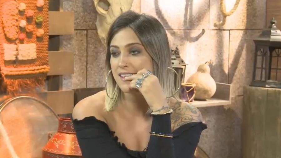 Tati Dias conversa sobre confinamento e peões (Foto: Reprodução/Playplus)