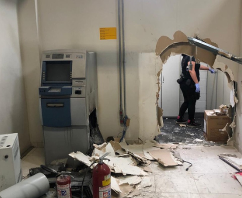 Criminosos invadem emissora de TV, rendem funcionários e roubam caixas eletrônicos em SP