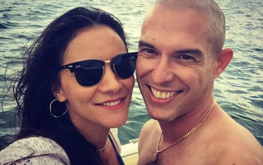 apartamento do casal foi arrombado e os policiais encontraram o homem e a mulher no quarto, feridos à bala