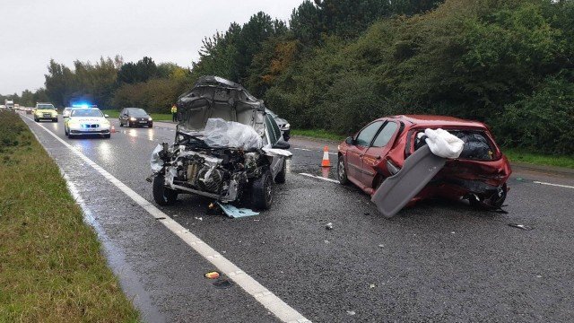 Homem provoca acidente ao tentar matar aranha dentro do carro, na Inglaterra
