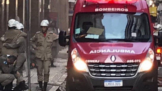 Bombeiros lamentam em frente à Whiskeria 4 por 4 (Foto: Reprodução)