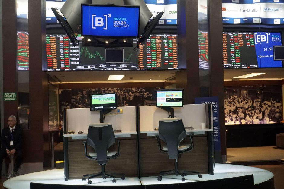 Bolsa tem leve queda com ajuste do mercado à alta da Selic