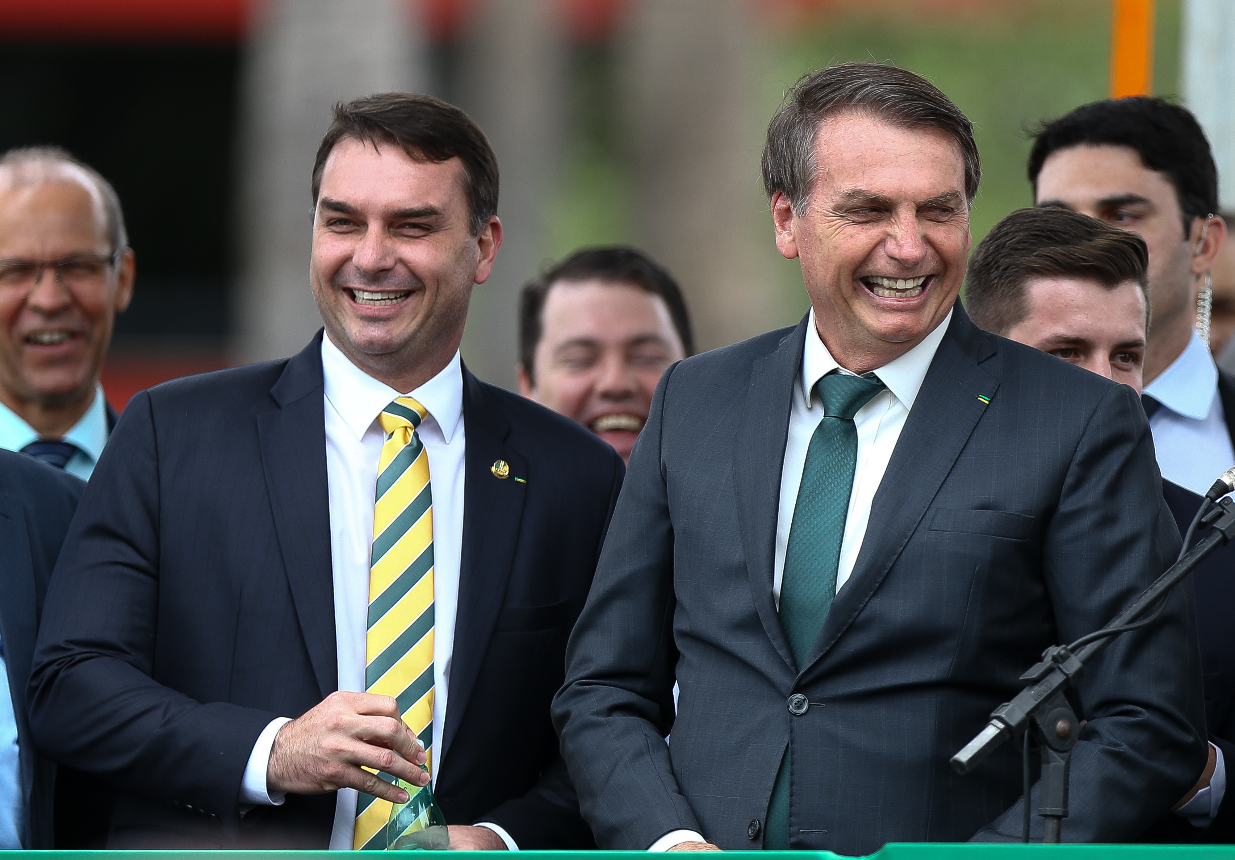O presidente Jair Bolsonaro acena para o público que aguardava do lado de fora após o evento de lançamento do partido Aliança pelo Brasil, no hotel Royal Tulip (Foto: Pedro Ladeira/Folhapress)
