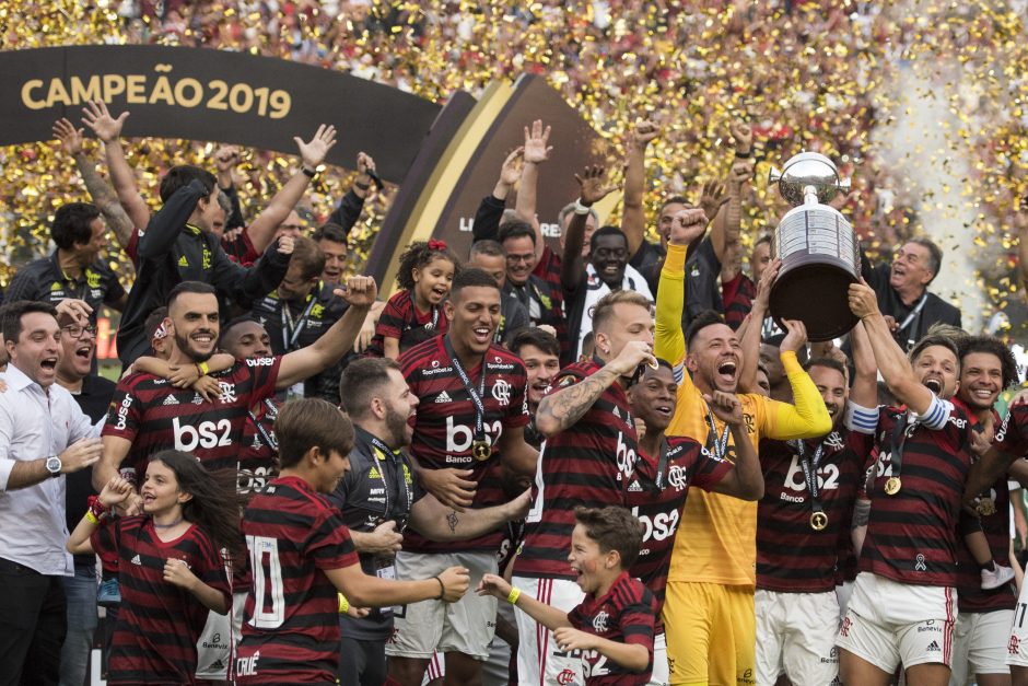 Jogadores do Flamengo comemoram o título da Libertadores no Estádio Monumental, em Lima. (Foto: Delmiro Junior/Photo Premium/Folhapress)