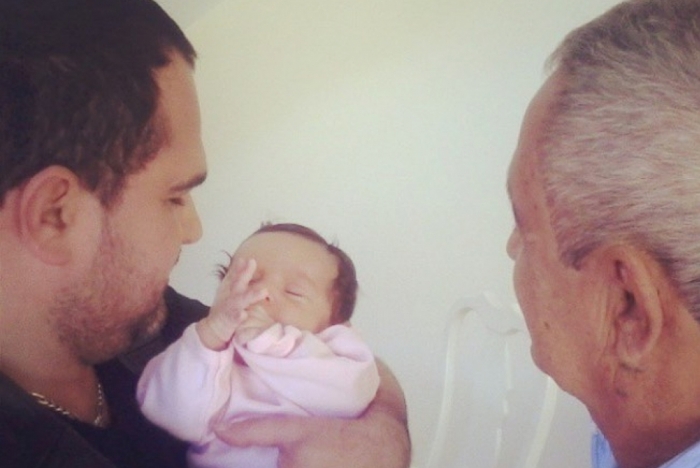 Wesley publicou uma foto da filha Maria nos braços do sertanejo ao lado do patriarca da família