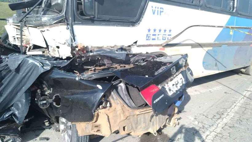 O Honda Civic com os ocupantes da equipe acabou debaixo do ônibus.