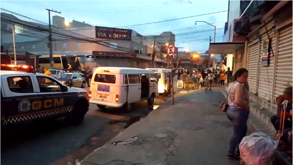 Retirada de trabalhadores informais da região da 44, em Goiânia, na manhã desta quinta-feira. É o que denunciam ambulantes que trabalham no local. (Foto: Reprodução/Internet)
