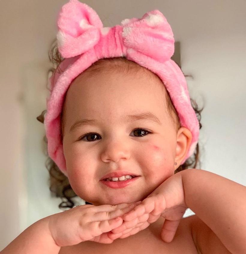 Criança de dois anos auxilia pais cegos a caminhar e mexer no celular, em Fortaleza