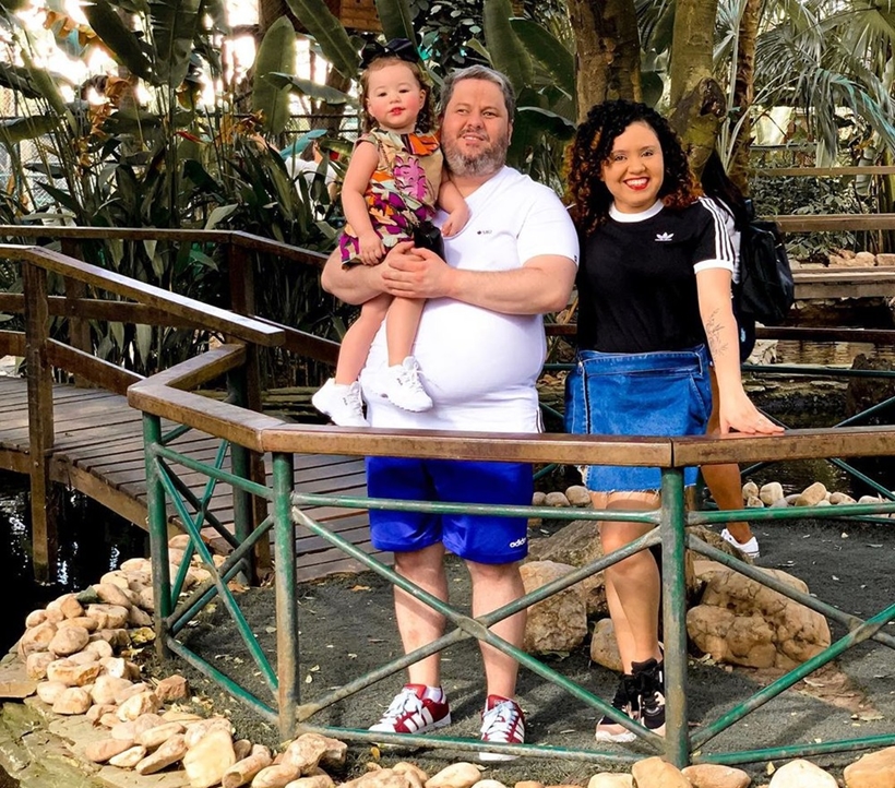 Criança de dois anos auxilia pais cegos a caminhar e mexer no celular, em Fortaleza