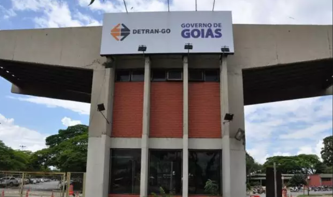 A promotora Leila Maria de Oliveira recomendou ao presidente do Departamento Estadual de Trânsito de Goiás (Detran-GO), Marcos Roberto Silva, a rescisão do contrato com a Sanperes Avaliação e Vistorias de Veículo, pois este seria “é nulo de pleno direito, já que as normas que o embasaram foram declaradas inconstitucionais pelo Supremo Tribunal Federal (STF)”. A medida visa prevenir que se alegue, no futuro, ignorância, desconhecimento da lei ou boa-fé. Por nota, o Detran informou que já iniciou o processo para atender à decisão da corte. Já a Sanperes, reforçou que o STF não tratou da concessão dos serviços de vistoria veicular em Goiás, que não fez parte da Ação Direta de Inconstitucionalidade (ADI) da corte e que Detran não foi objeto de análise (confira os posicionamentos completos a seguir). Recomendação Segundo a recomendação, o Detran-GO contratou a Sanperes para prestação do serviço público de vistoria veicular, técnica e óptica com base em lei inconstitucional. Isto, porque a delegação do serviço para particulares deveria ser feita via credenciamento. Destaca-se que o Ministério Público de Goiás (MP-GO) deu 20 dias para o Detran-GO enviar informações sobre as providências adotadas. Ainda de acordo com a promotora, o descumprimento da recomendação pode gerar uma ação na justiça pela responsabilização dos agentes públicos envolvidos por ato de improbidade administrativa. Além disso, Leila também recomendou que o departamento assuma o serviço público de vistoria veicular, técnica e óptica, como já era feito, ou credencie empresas para tal. Durante julgamento de ação direta de inconstitucionalidade do STF que questionou a validade constitucional dos incisos XX e XXI do parágrafo 2º do artigo 1º da Lei Estadual nº 13.569/1999, bem como do inteiro teor da Lei Estadual nº 17.429/2011 e da Lei Estadual nº 18.573/2014, todas editadas pelo Estado de Goiás, Leila lembrou que a corte entendeu pela usurpação da competência legislativa atribuída, em caráter privativo, à União, pois as normas tratam de matéria relativa ao trânsito de veículos terrestres. “Logo, o referido instrumento contratual deve ser rescindido”, afirmou. Detran-GO Por meio de nota, o Detran-GO disse que já iniciou ainda na semana passada os procedimentos necessários para atender à decisão do STF. Segundo exposto, tais procedimentos incluem “o aguardo da manifestação da empresa Sanperes Avaliação e Vistorias em Veículos sobre a decisão”. O departamento informou, ainda, que depois da empresa se manifestar, vai responder à recomendação do MP-GO e apresentar as suas ações. Confira na íntegra: “O Departamento Estadual de Trânsito de Goiás (Detran-GO) informa que iniciou ainda na semana passada os procedimentos necessários para atender à decisão do Supremo Tribunal Federal (STF) que afastou leis de Goiás editadas na gestão anterior sobre concessão de vistoria veicular a empresas privadas. Tais procedimentos, que têm o apoio da Procuradoria Geral do Estado (PGE) e da Controladoria Geral do Estado (CGE), incluem o aguardo da manifestação da empresa Sanperes Avaliação e Vistorias em Veículos sobre a decisão. A autarquia informa ainda que, após a manifestação da empresa, necessária do ponto de vista legal, irá responder à recomendação do Ministério Público de Goiás (MP-GO) e apresentar as suas ações.” Sanperes Já a Sanperes disse ao Mais Goiás, também por nota, que o STF não tratou da concessão dos serviços de vistoria veicular em Goiás e que ela não foi parte da ADI da corte. Além disso, pontuou que o contrato de concessão com o Detran não foi objeto de análise.  “A ADI discutiu leis estaduais que outorgaram à Agência Goiana de Regulação (AGR) poder de polícia com a finalidade de regular, controlar e fiscalizar a prestação de serviços de inspeção técnica veicular e de vistoria veicular no Estado. O STF entendeu que esses poderes são prerrogativas exclusivas da União, reconhecendo ainda que o órgão delegado, no Estado, é o Detran.” Ainda de acordo com a empresa, a autarquia possuía delegação da União para firmar o contrato, como consta em pronunciamento do Detran, “que se manifestou, por meio do Ofício 2937/2015/GAB/Denatran, para o Governo do Estado de Goiás”. Por fim, ela conclui que “isso assegura a possibilidade de o Detran terceirizar os serviços de vistoria, documento que consta nos autos da ADI”.