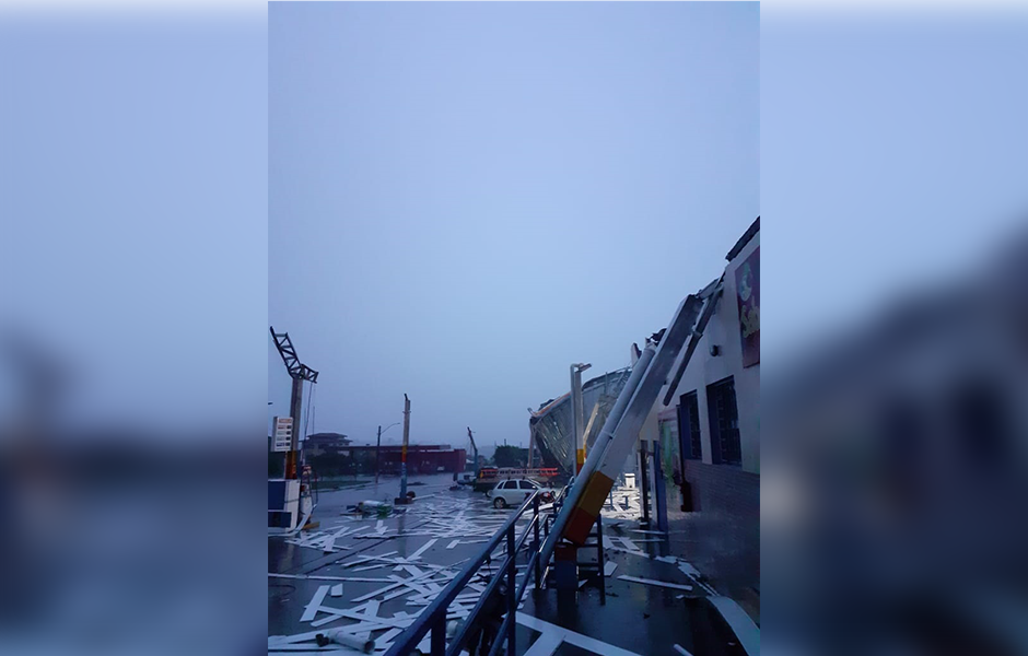 Chuva de granizo causa estragos em posto de gasolina de Itaguaru