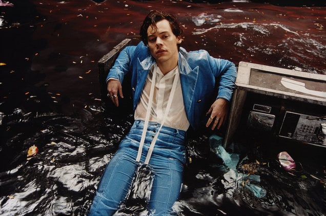 Harry Styles anuncia data de lançamento do novo álbum, Fine Line